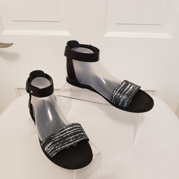 VINCE BLACK & WHITE "Sawyer" Sandals, Size 9 = 40, Stylish Flats Sleek - Picture 2 of 12